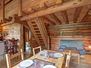 Dining - Rustic cabin with wood stove - 3 ppl, pets allowed (Saint-Martin-la-Sauveté)