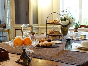 Free daily continental breakfast - Moulin de la Papeterie Chambres d'hôtes (La Creche)