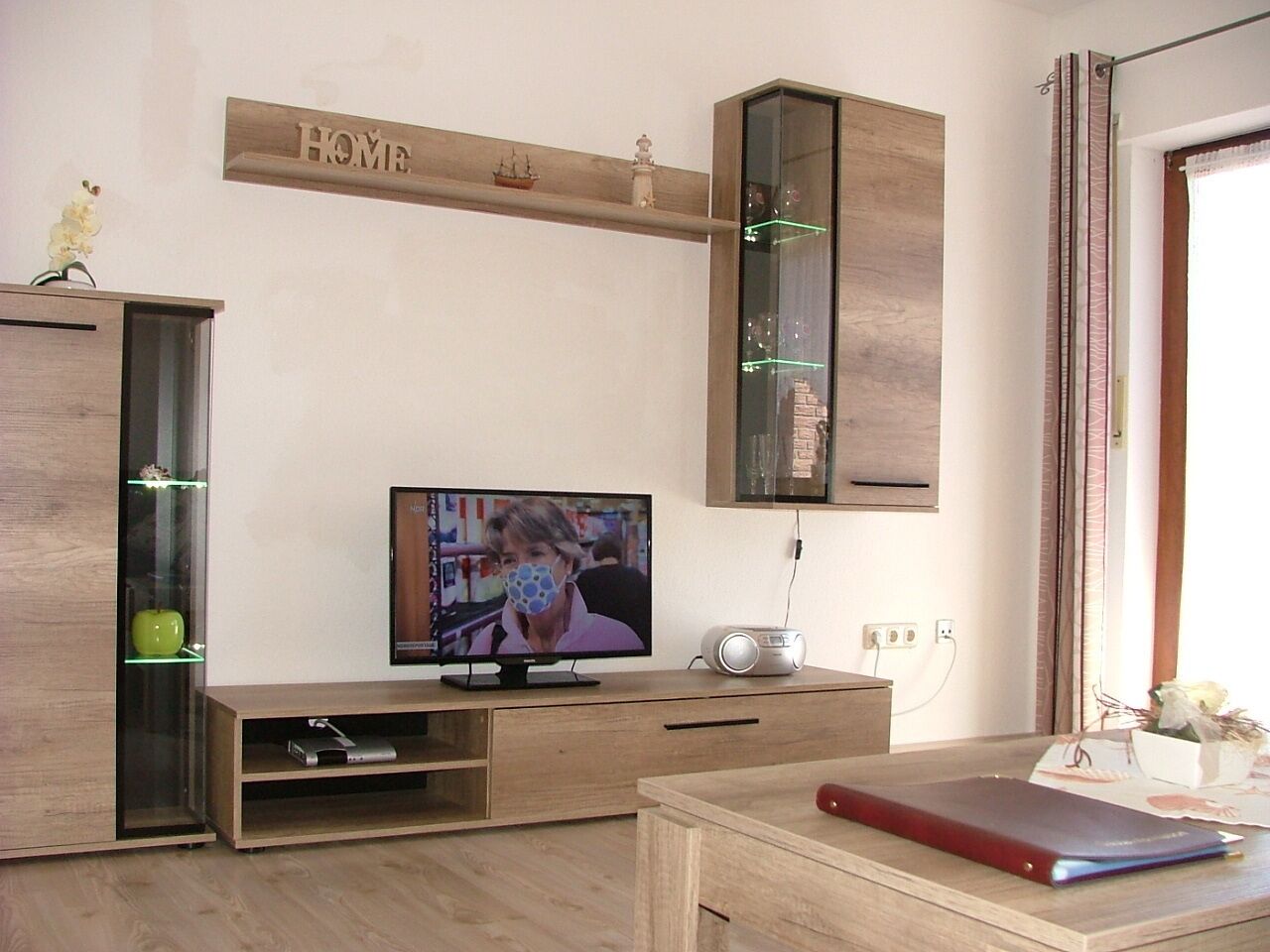 Apartment, 2 Schlafzimmer, Balkon | Wohnbereich | Fernseher