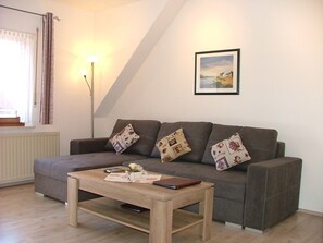 Apartment, 2 Schlafzimmer, Balkon | Wohnbereich | Fernseher