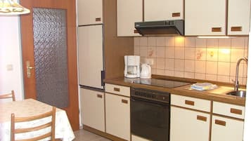 Apartment, 2 Schlafzimmer, Terrasse | Wohnbereich | Fernseher