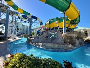 Parque acuático con piscina, toboganes y zona de juegos con temática pirata.