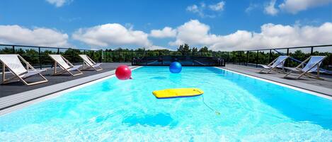 En säsongsöppen utomhuspool