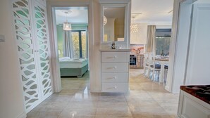 A spacious hallway with a bed, a dining area, and a kitchen. - HelApart - NATURALnie że Hel (Hel)