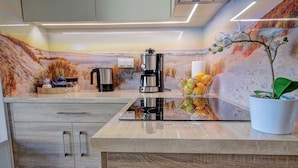 A kitchen with a coffee maker, a fruit bowl, and a potted plant. - HelApart - NATURALnie że Hel (Hel)