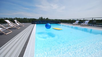 Una piscina al aire libre de temporada