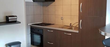 Microonde, forno, piano cottura, macchina per tè/caffè