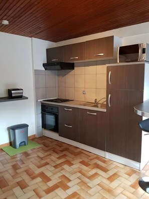 Microwave, oven, stovetop, coffee/tea maker