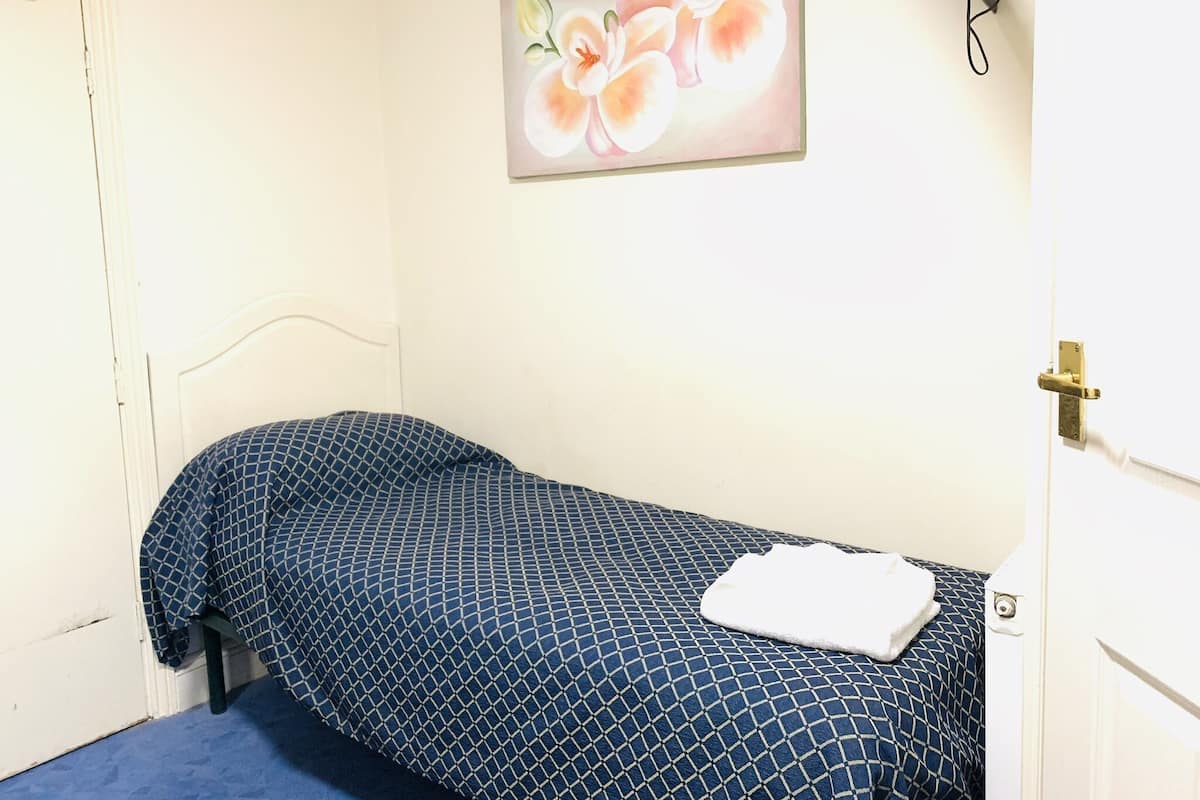 Single Room | Individually decorated, individually furnished, desk, laptop workspace