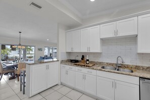 Mikrowelle, Ofen, Herdplatte, Geschirrspüler