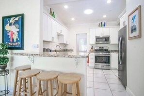 Micro-ondes, four, plaque de cuisson, lave-vaisselle