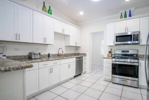 Microondas, horno, placa de cocina, lavavajillas