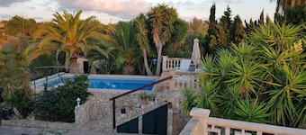 Cozy finca with pool and mountain views