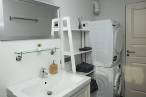 Dusche, Regendusche, kostenlose Toilettenartikel, Haartrockner