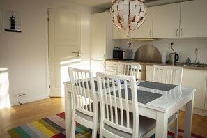 Familienapartment, 2 Schlafzimmer | Eigene Küche | Großer Kühlschrank, Mikrowelle, Ofen, Herdplatte