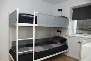 2 Schlafzimmer, Daunenbettdecken, individuell dekoriert