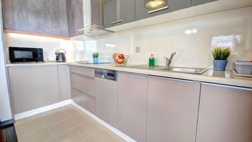 Apartamento standard | Cozinha americana privada | Geladeira, cooktop, lava-louças, chaleira elétrica