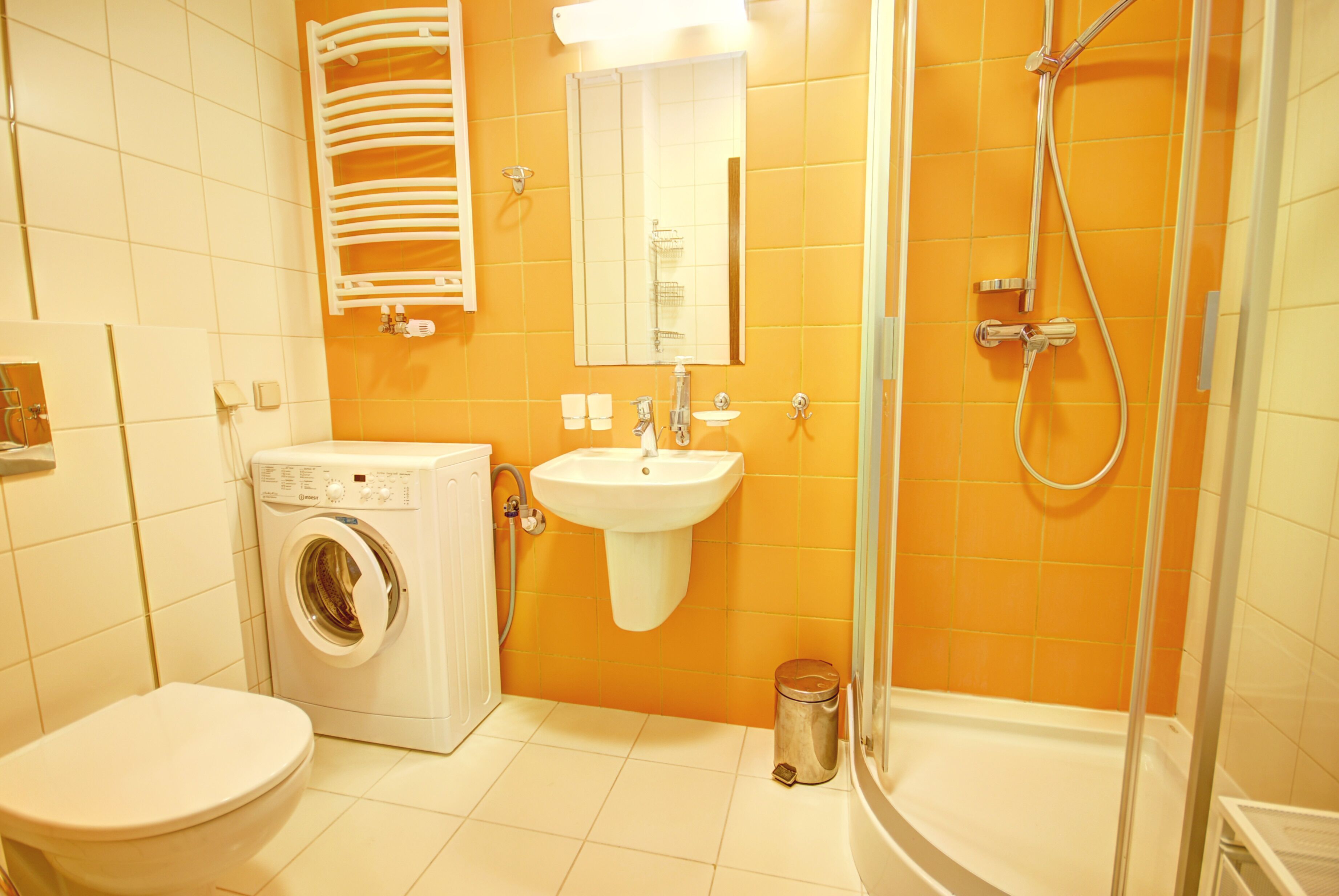 Un bagno dotato di lavatrice, lavandino, WC e doccia.