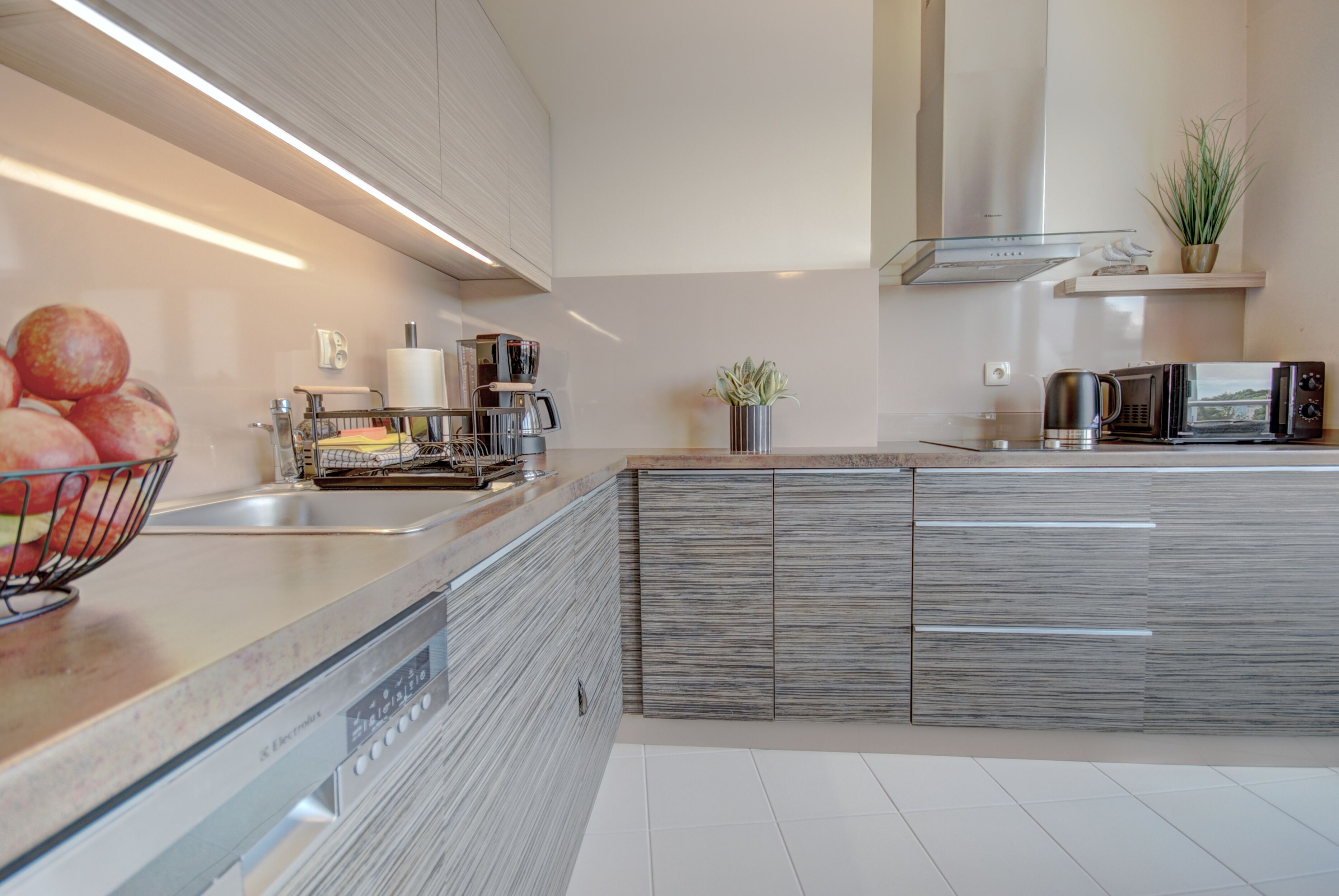 เบสิกอพาร์ทเมนท์ | ครัวขนาดเล็กส่วนตัว | ตู้เย็น, เตาประกอบอาหาร, เครื่องล้างจาน, กาต้มน้ำไฟฟ้า