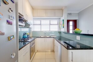 Business Apartment | Private kitchen | Full-sized fridge, microwave, oven, dishwasher - Greenpoint Modern Condo (Cape Town)