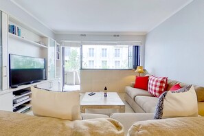Business Apartment | Living room | 42-inch plasma TV with cable channels, TV - Greenpoint Modern Condo (Cape Town)