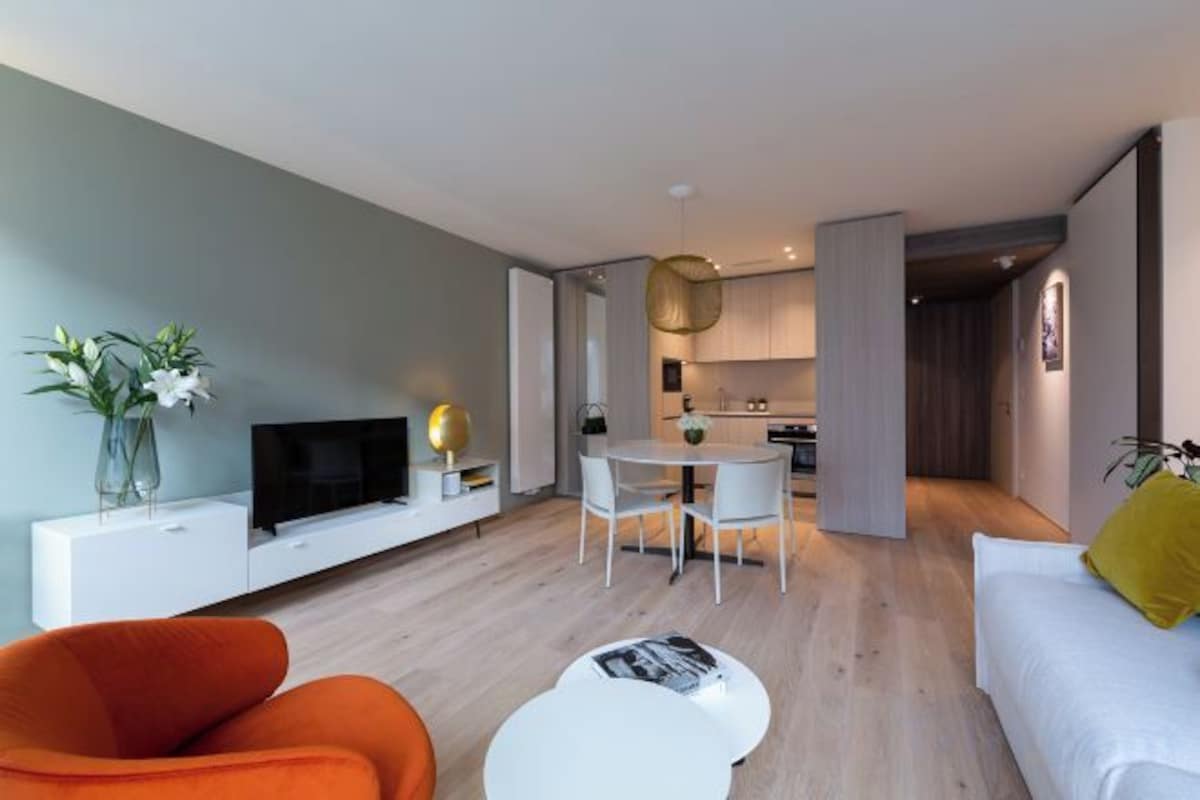 Living area | 107-cm Smart TV with satellite channels, TV