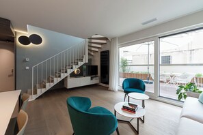 Exclusive Duplex | Living room | 107-cm Smart TV with satellite channels, TV - The Central City - Luxury ApartHotel (Luxembourg City)