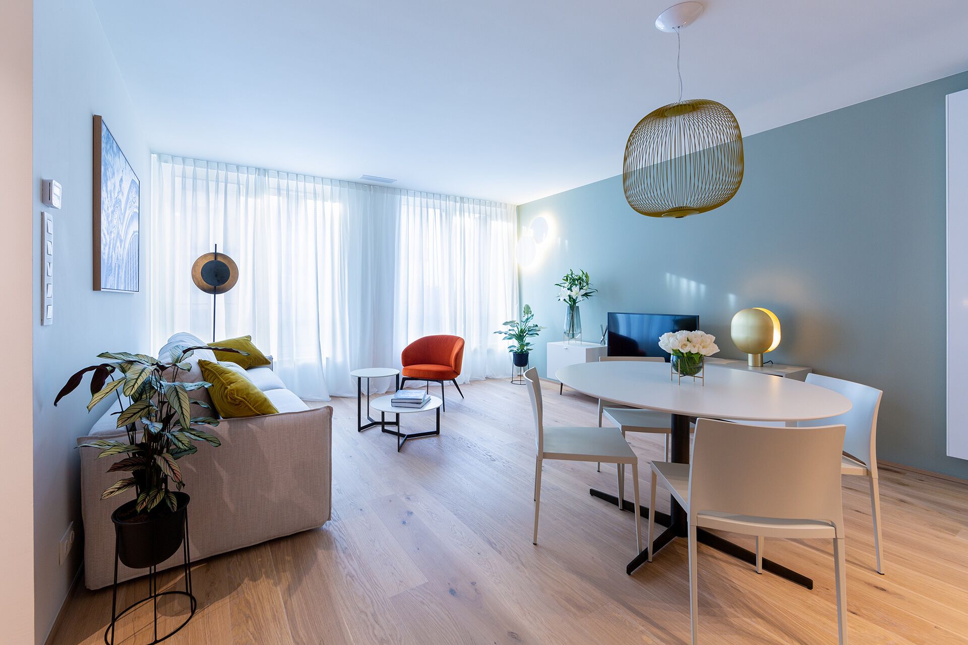 Premier appartement, 2 slaapkamers | Woonkamer | Een 107-cm smart-tv met satellietzenders en een televisie