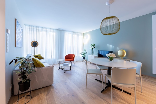 Premier appartement, 2 slaapkamers | Woonkamer | Een 107-cm smart-tv met satellietzenders en een televisie