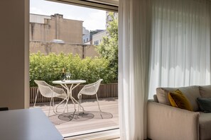 Family Duplex | Living area | 107-cm Smart TV with satellite channels, TV - The Central City - Luxury ApartHotel (Luxembourg City)