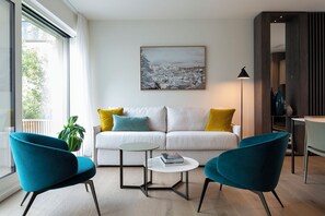 Exclusive Duplex | Living room | 107-cm Smart TV with satellite channels, TV - The Central City - Luxury ApartHotel (Luxembourg City)