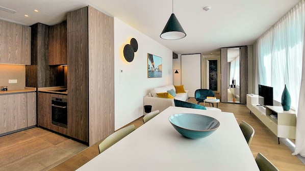 Penthouse presidencial, vista a la ciudad | Área de sala de estar | Smart TV de 107 cm con canales vía satélite y televisión 