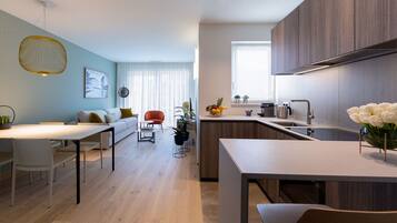 Una cocina moderna con armarios de madera, una isla integrada y un ventanal amplio.