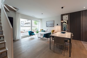 Dúplex exclusivo | Sala de estar | Smart TV de 107 cm con canales vía satélite y televisión 