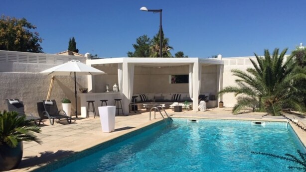 A swimming pool with lounge chairs and umbrellas, surrounded by a white building with a covered seating area. - Villa with swimming pool, 10 mn from Montpellier, 20 mn from the beaches (Pignan)