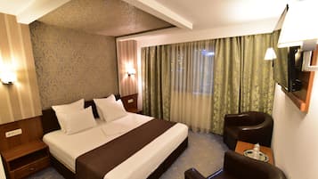 Phòng đôi tiện nghi đơn giản | Bộ đồ giường cao cấp, minibar, bàn