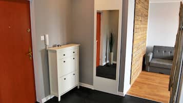 Apartamento, vista para o mar | Área de estar | TV de tela plana 32 polegadas com canais digitais, TV LCD