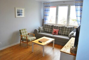 Apartamento, vista para o mar | Área de estar | TV de tela plana 32 polegadas com canais digitais, TV LCD