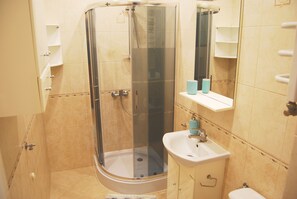 Apartamento, vista para o mar | Banheiro | Chuveiro, secador de cabelo, toalhas de banho 