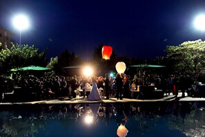 Una piscina al aire libre de temporada