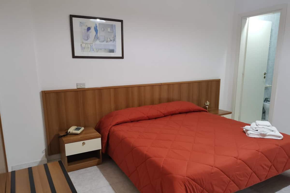 Standard-Doppel- oder -Zweibettzimmer | Individuell dekoriert, individuell eingerichtet, Schreibtisch