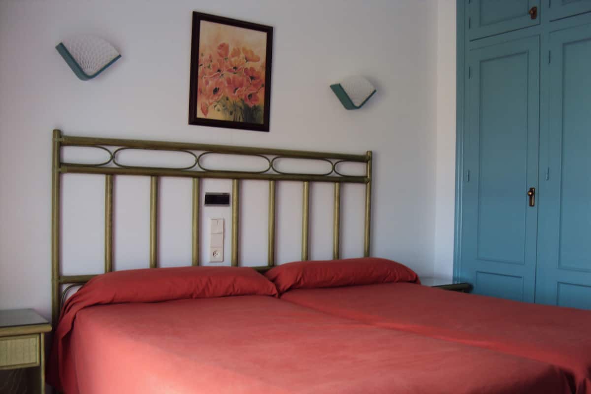 Desk, soundproofing, free WiFi, bed sheets