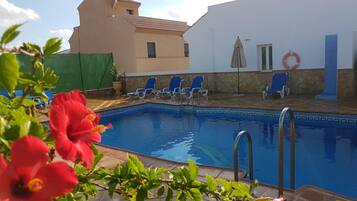 Kauden mukainen ulkouima-allas avoinna 9.00–21.00, aurinkovarjoja