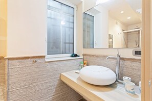 Bathtub, hair dryer, bidet - GuestHost - This spacious seafront 150 square meters apartment can accommodate up to 6 people. Located on the ground floor, the apartment has a garden overlooking the sea, with a stunning view and private access to the sea on a neighbors shared platform. (Catania)