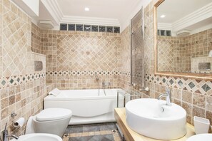Tina, secadora de cabello, bidet 