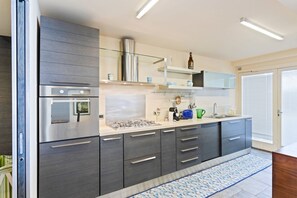 Horno, placa de cocina, lavavajillas y cafetera o tetera