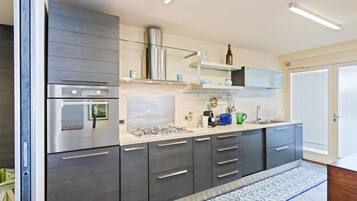 Ofen, Herdplatte, Geschirrspüler, Wasserkocher mit Kaffee-/Teezubehör