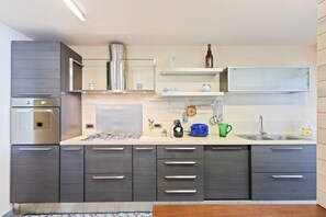 Een oven, een kookplaat, een vaatwasser