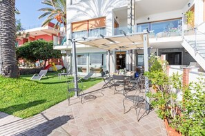 Outdoor dining - GuestHost - This spacious seafront 150 square meters apartment can accommodate up to 6 people. Located on the ground floor, the apartment has a garden overlooking the sea, with a stunning view and private access to the sea on a neighbors shared platform. (Catania)