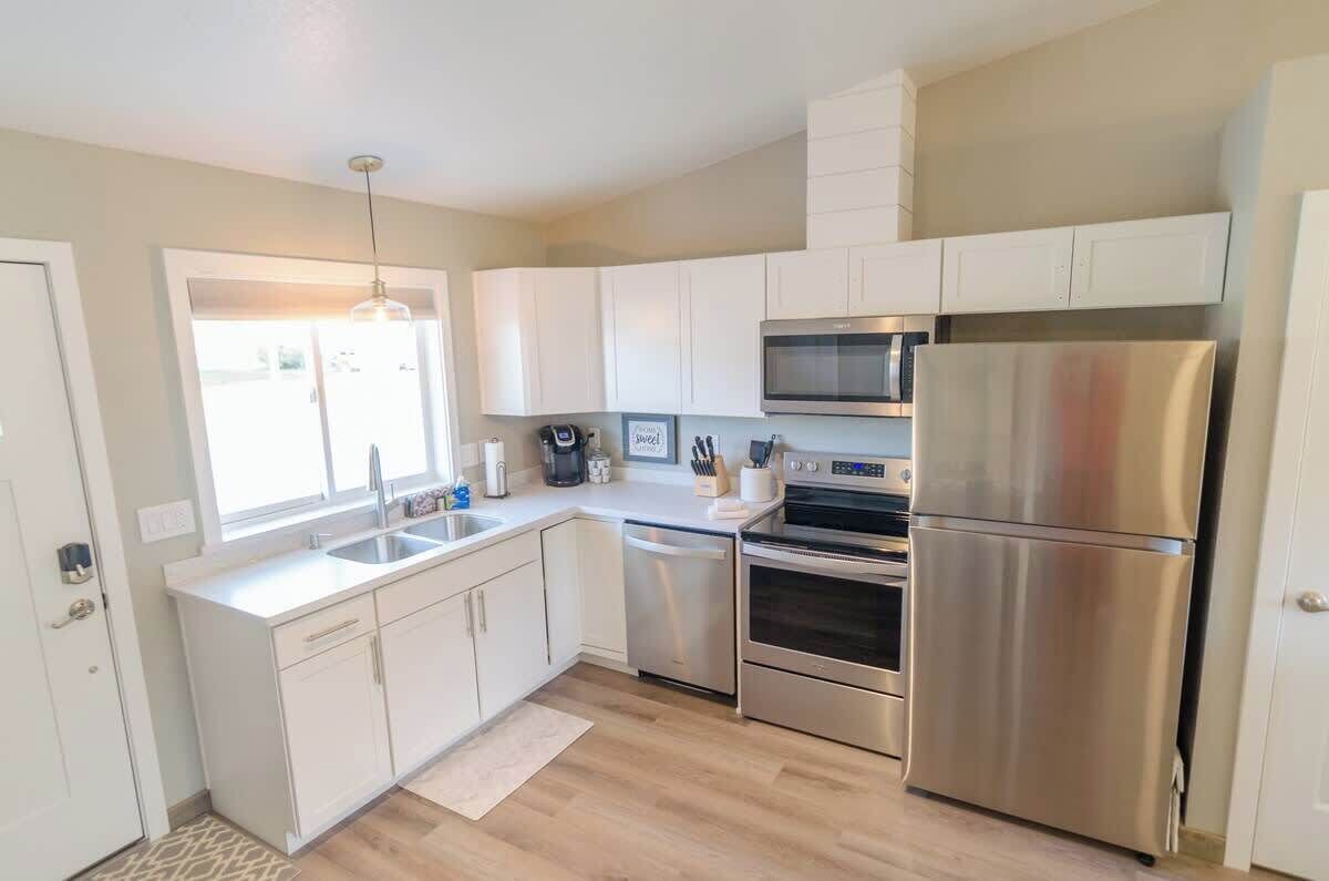 冷蔵庫、電子レンジ、オーブン、コンロ